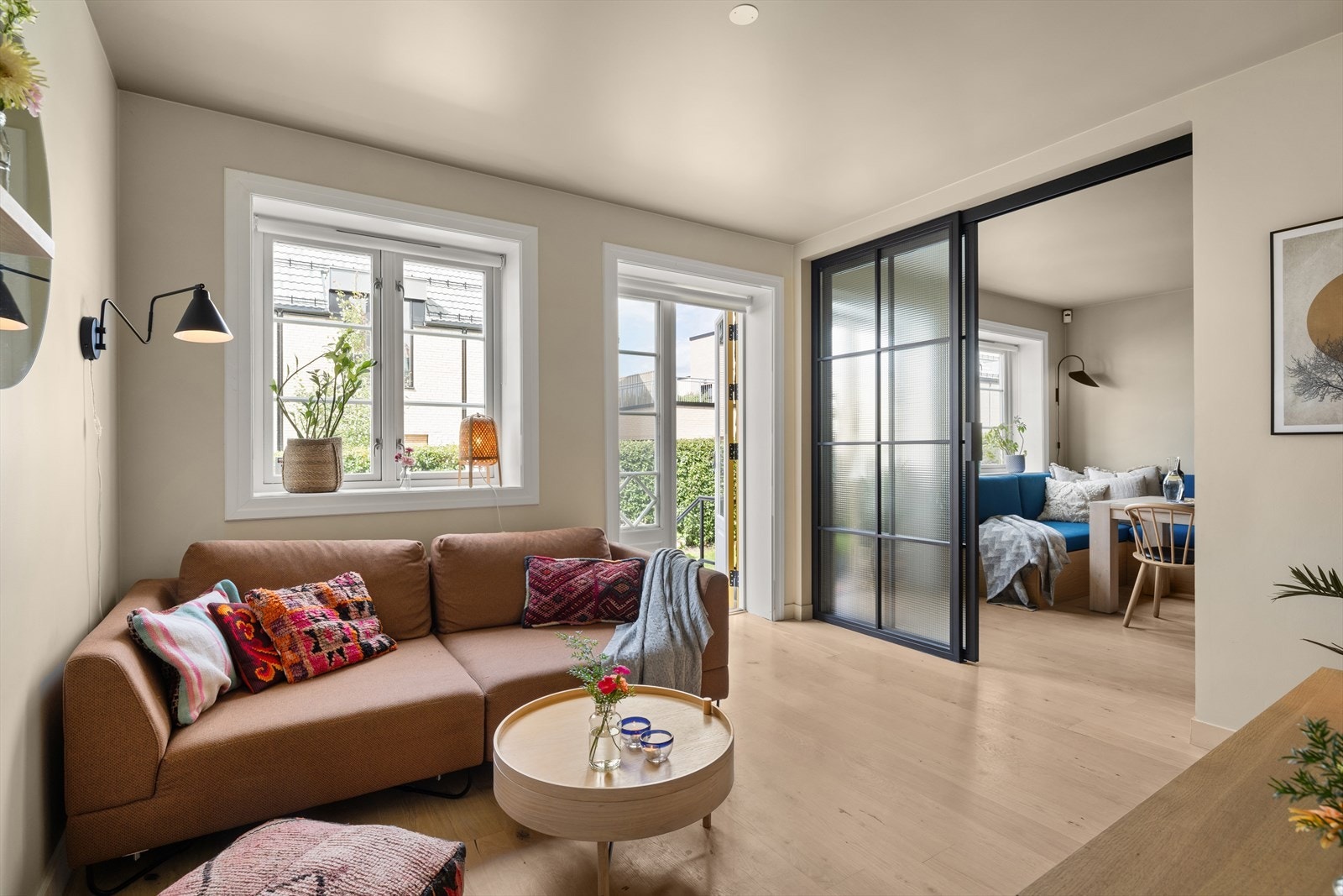 - Stuen og spisestuen er malt opp i moderne og lyse farger. Rommene kan enkelt adskilles med lekker skyvedør levert av Svendsen & Søn Glass Service - Galleribilde