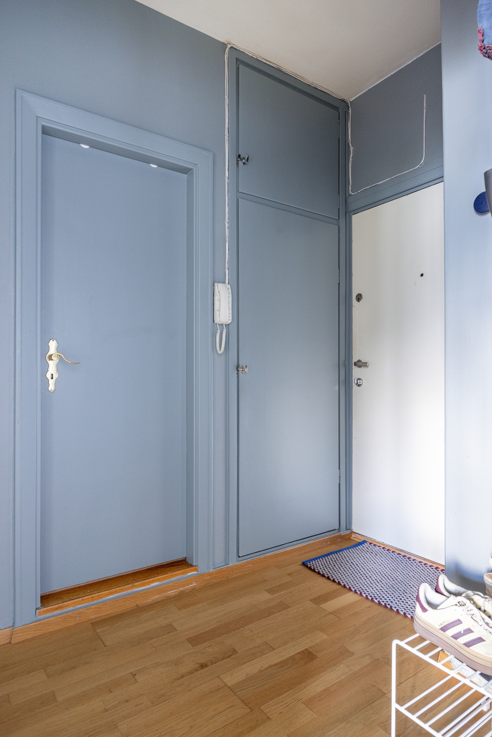 Praktisk kott i entré med ekstra oppbevarigsplass Galleribilde