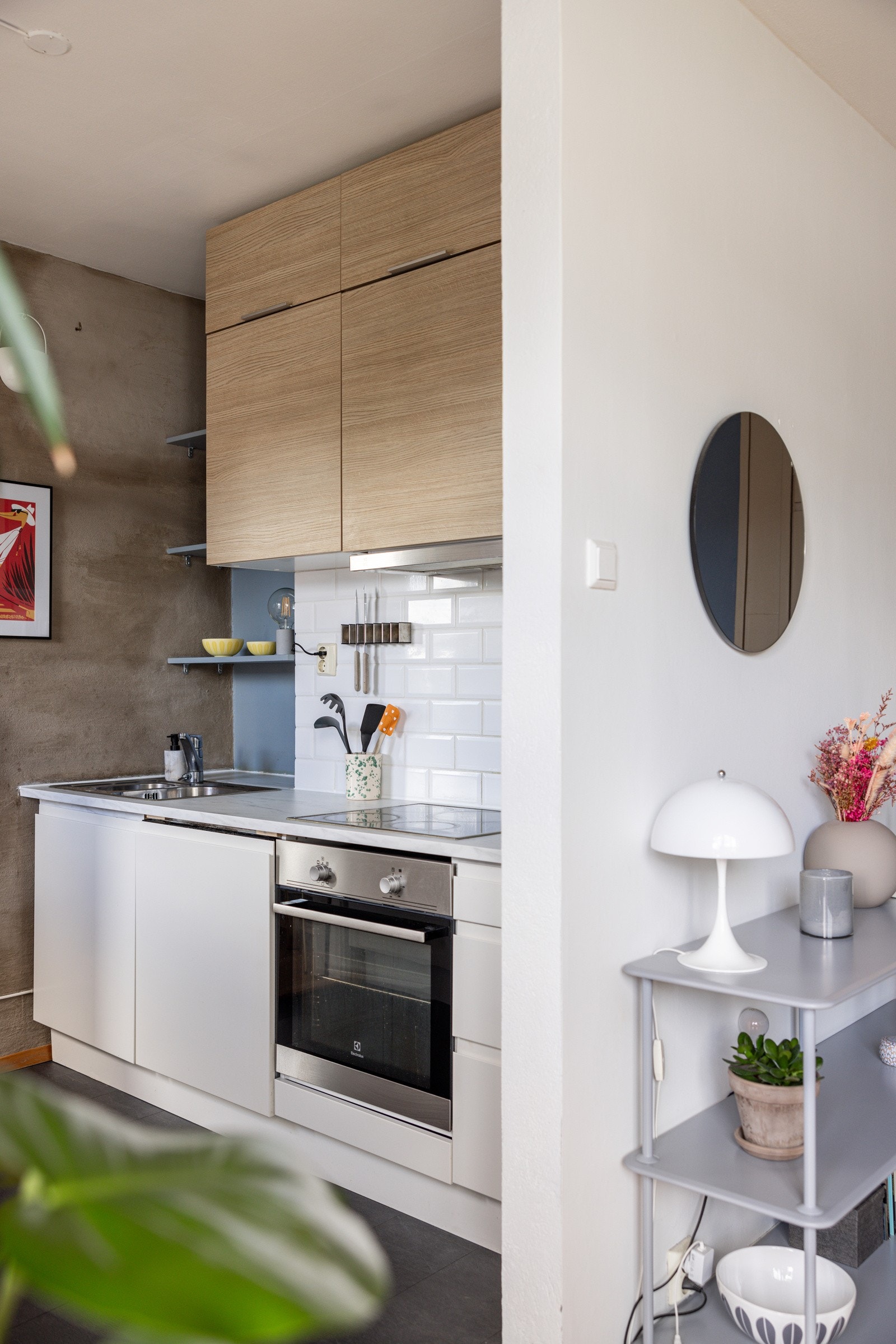 Integrerte hvitevarer som oppvaskmaskin, kjøl-/fryseskap, stekeovn og platetopp Galleribilde