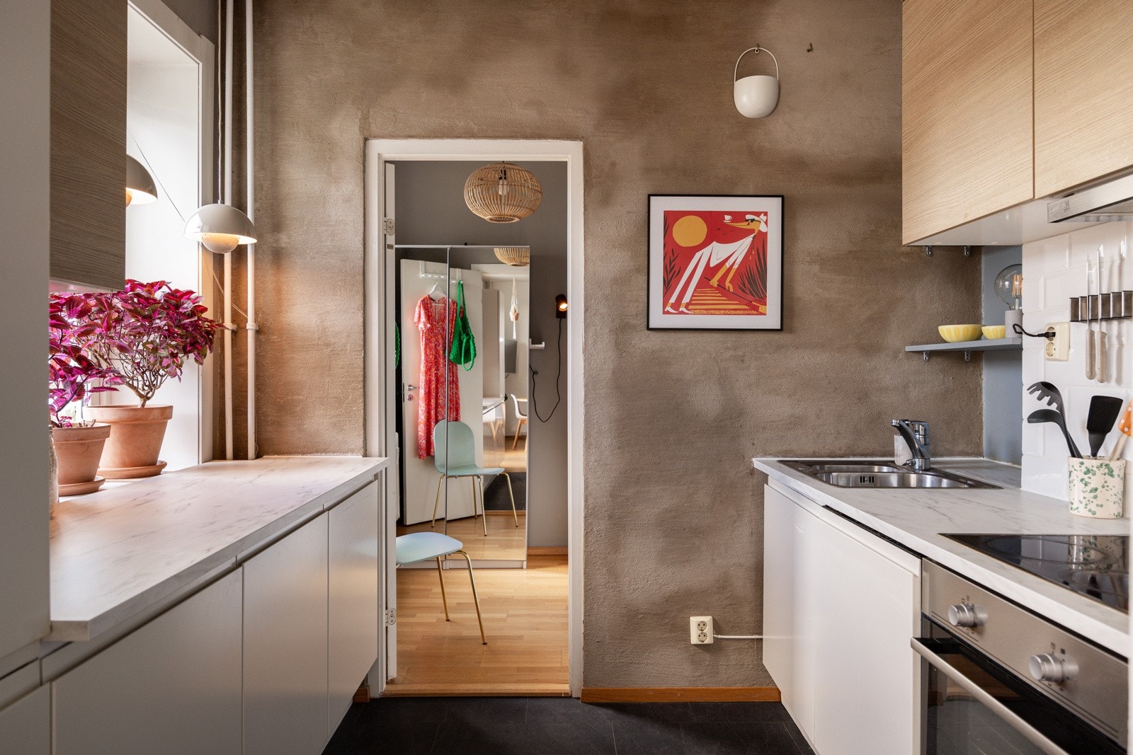 Lyst og moderne HTH-kjøkken fra 2015. Benkeplate fra 2024 Galleribilde