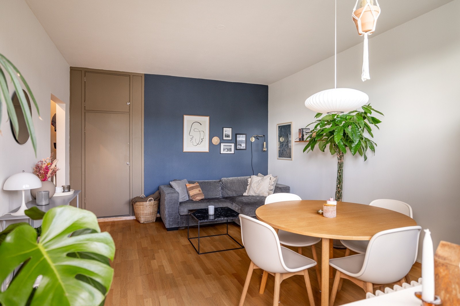 God oppbevaringsplass i kott i enden av stuen Galleribilde