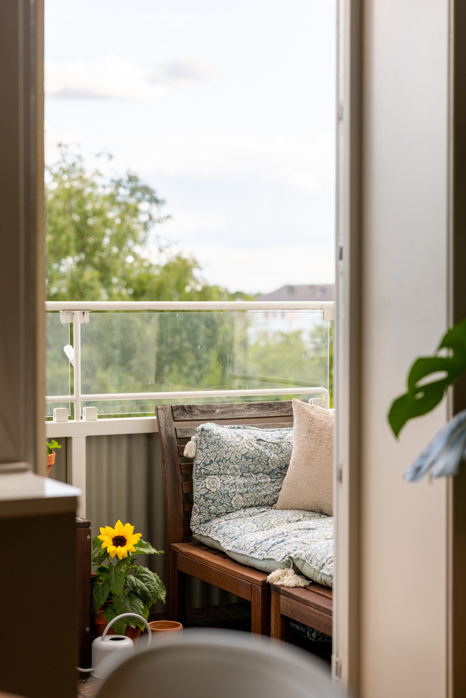 Utgang til balkong fra stuen med plass til ønsket utemøblement Galleribilde