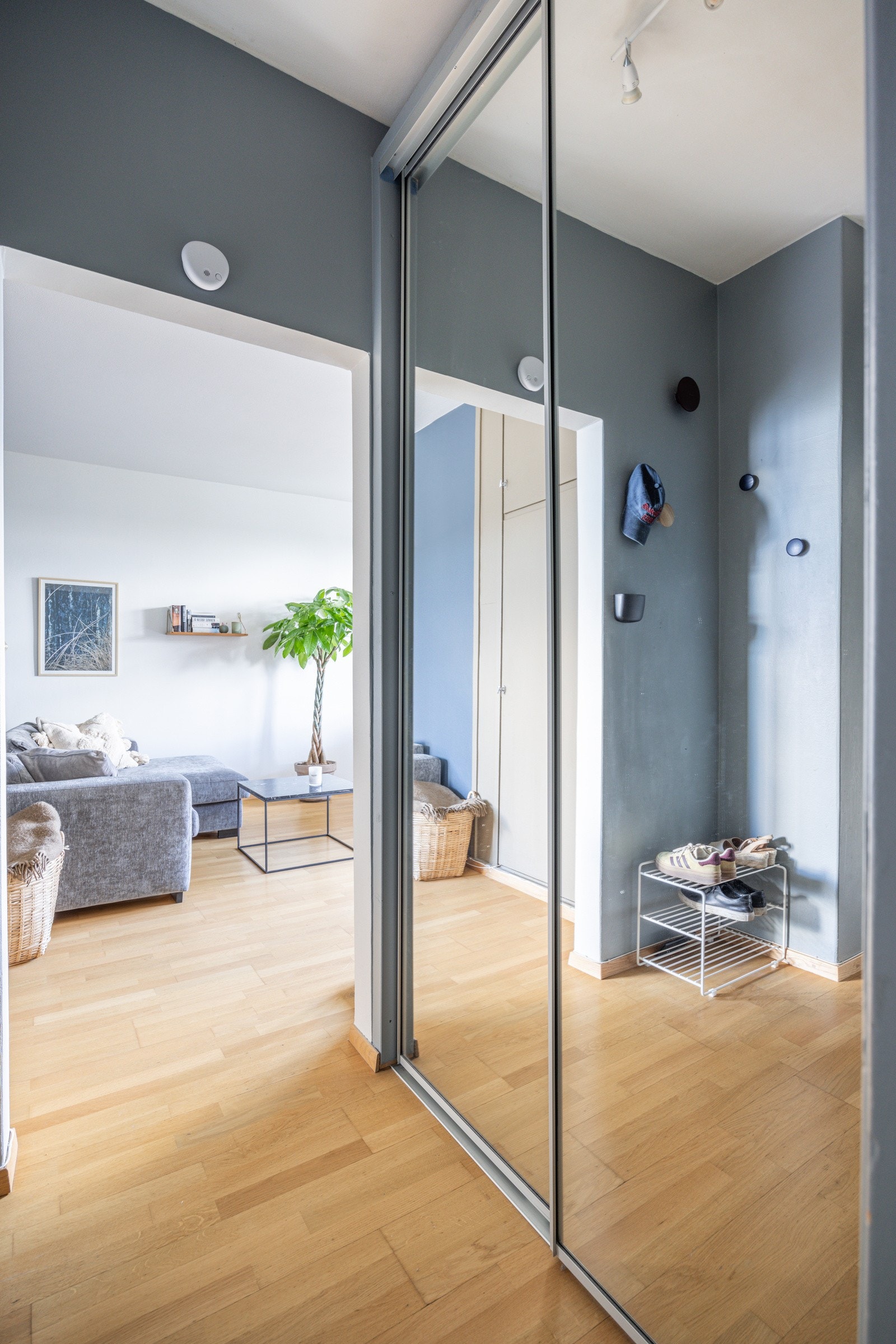 God oppbevaringsplass i skyvedørsgarderobe Galleribilde