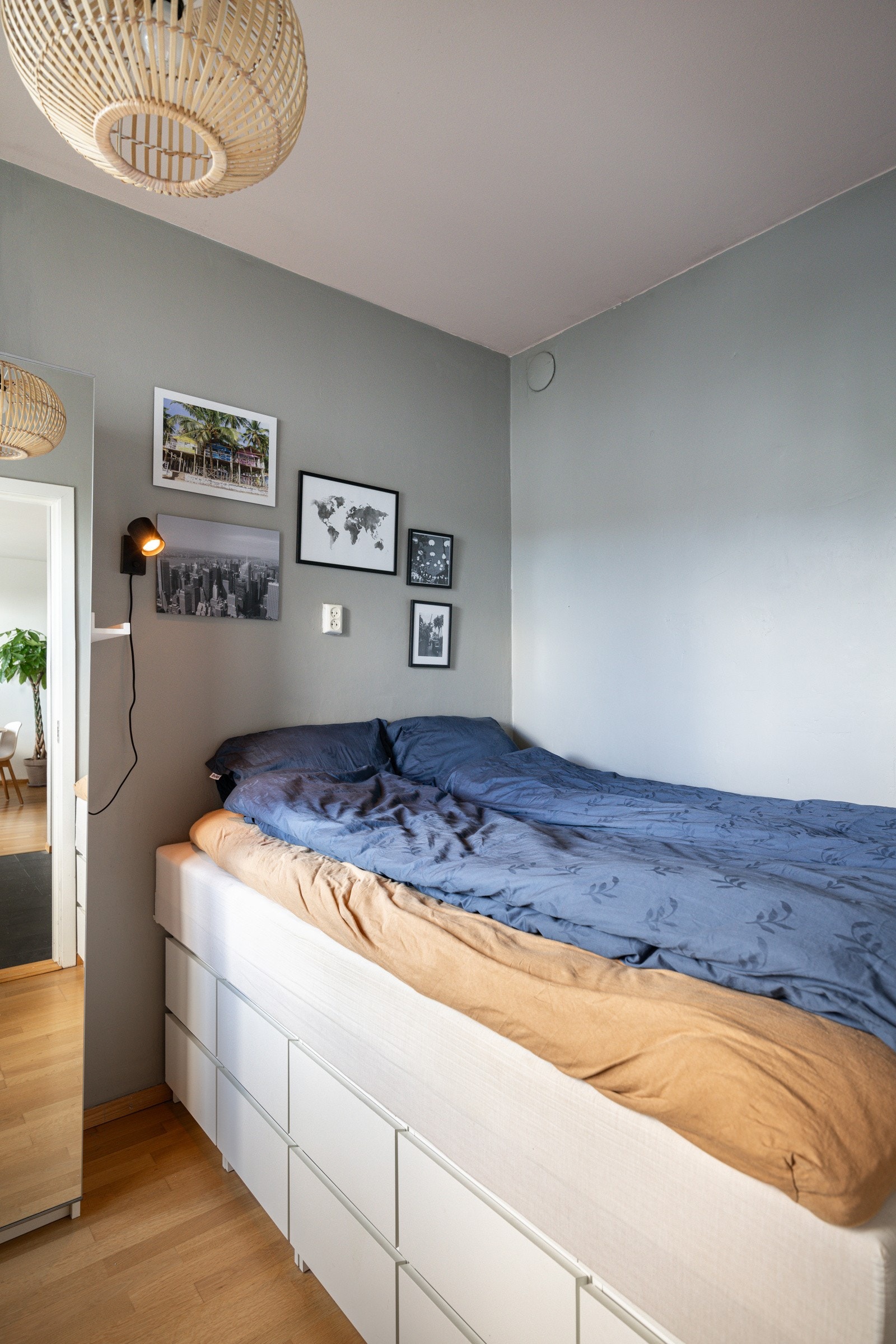 Praktisk sengeramme med oppbevaringsplass under samt garderobeskap medfølger Galleribilde