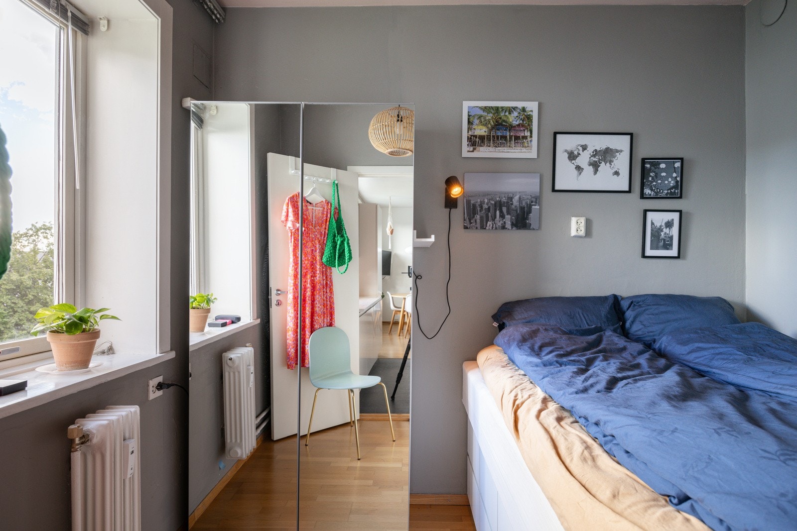 Lyst og trivelig soverom med plass til seng og garderobe Galleribilde