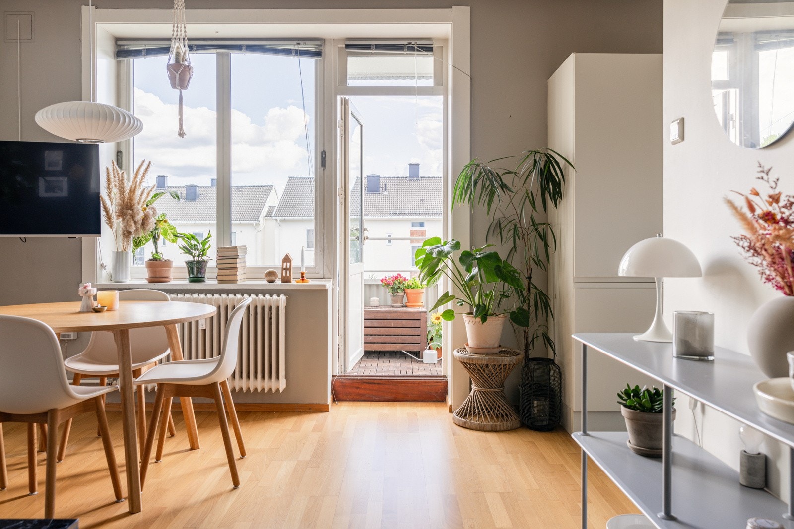 Utgang til solrik balkong fra stuen Galleribilde