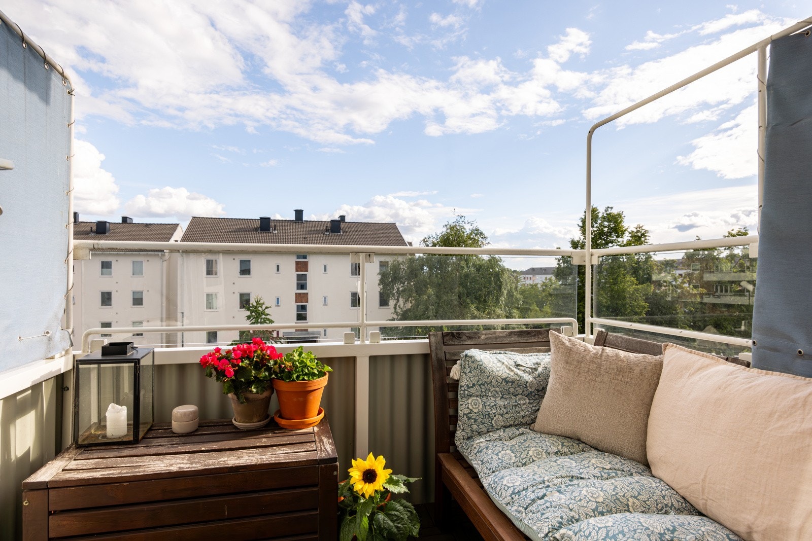 Solrik sydvendt balkong på 3,5 kvm med hyggelig utsyn Galleribilde