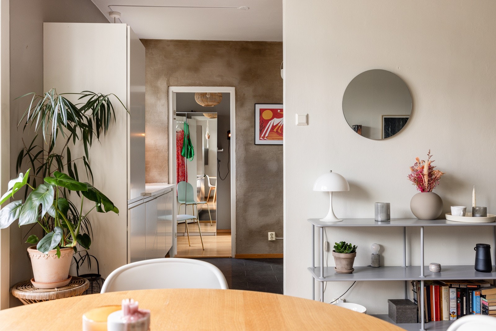 Delvis åpen kjøkkenløsning til stuen Galleribilde