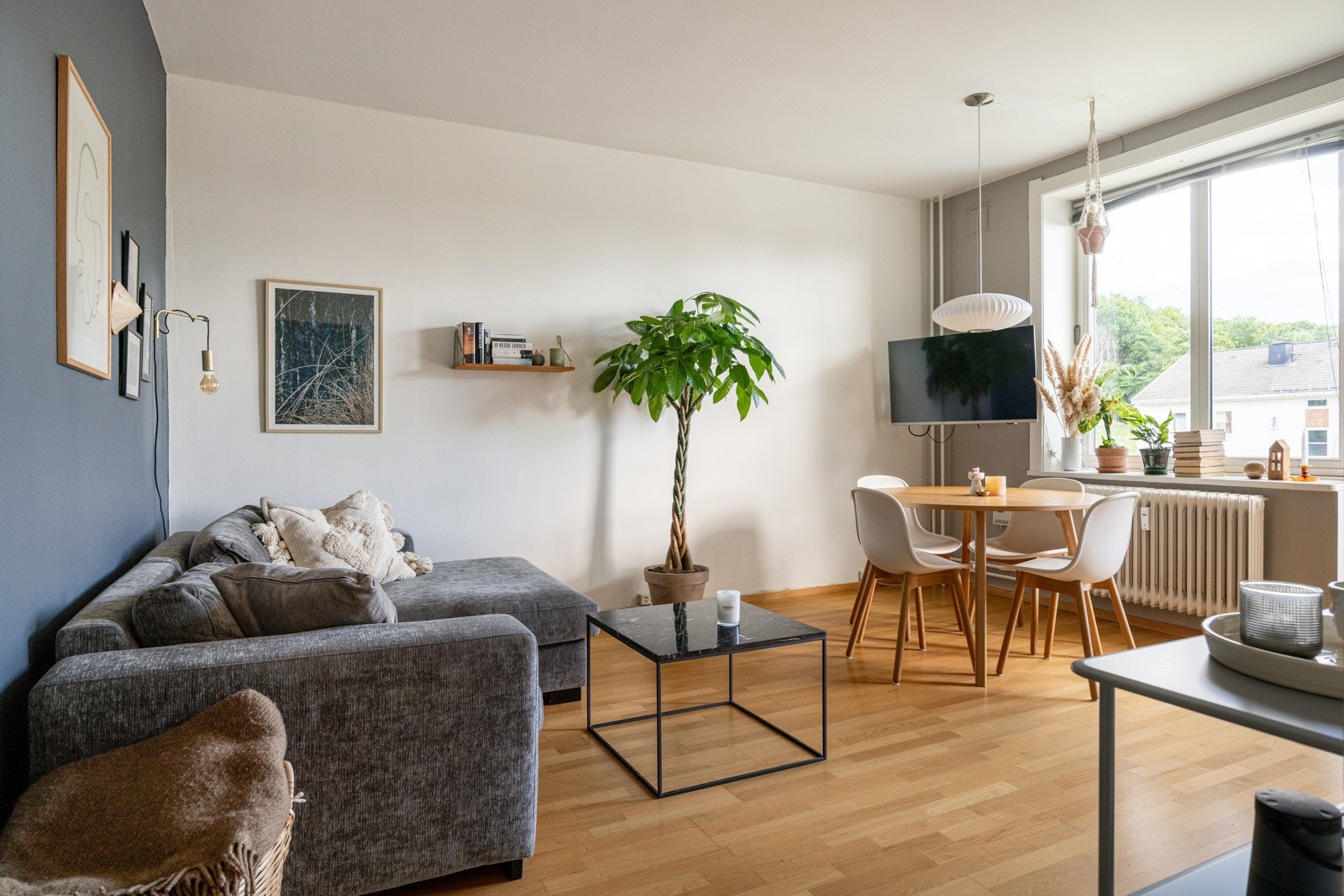 Romslig stue med plass til sofagruppe, spisebord og annet ønsket møblement Galleribilde