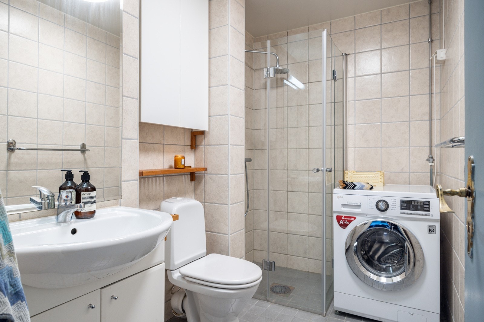 Delikat flislagt bad med varmekabler i gulv. Opplegg til vaskemaskin. Galleribilde