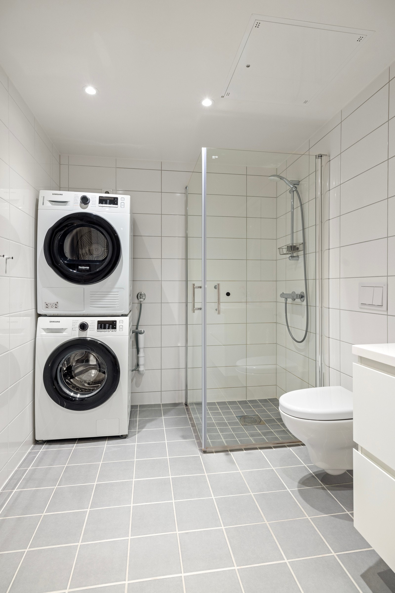 Badet har et dusjhjørne med glassdører som gir et stilrent og romslig preg. Galleribilde