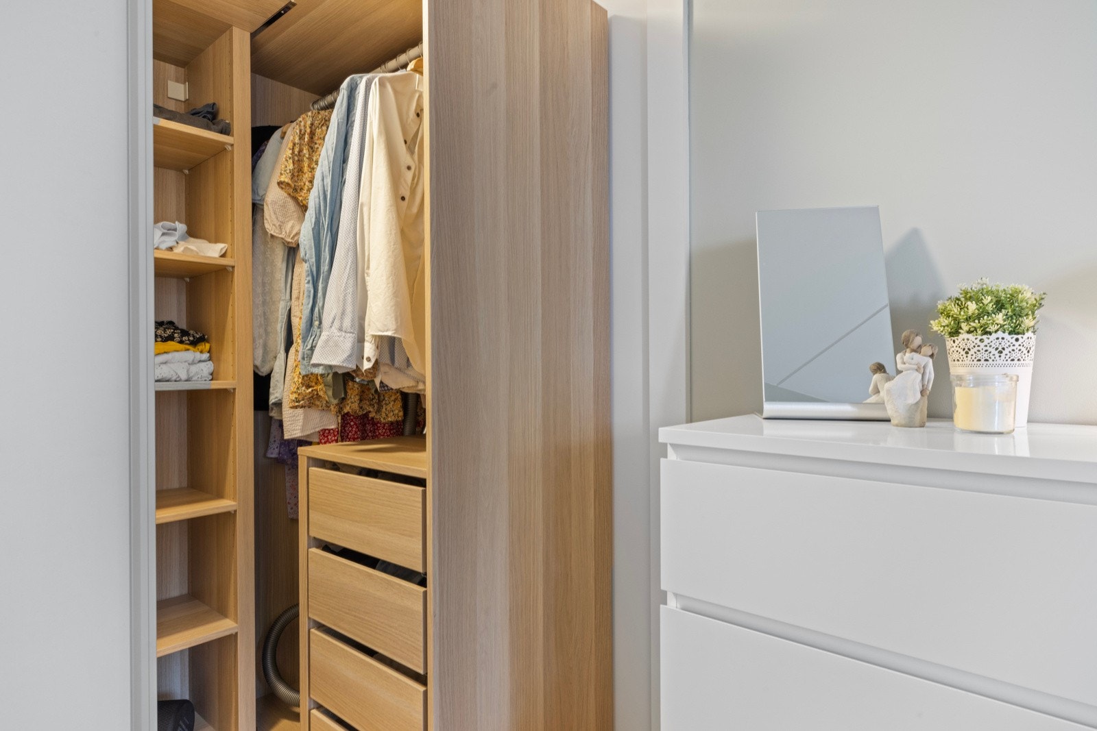 Bak skyvedørene er det et romslig omkledningsrom. Galleribilde