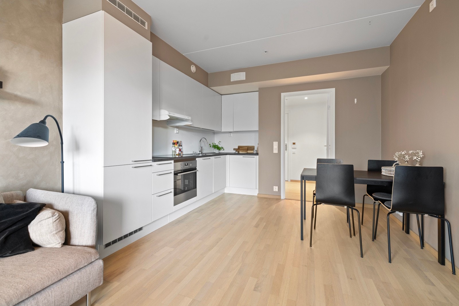 Naturlig plass til et spisebord, som ligger perfekt til i forhold til både kjøkkenet og stuen Galleribilde