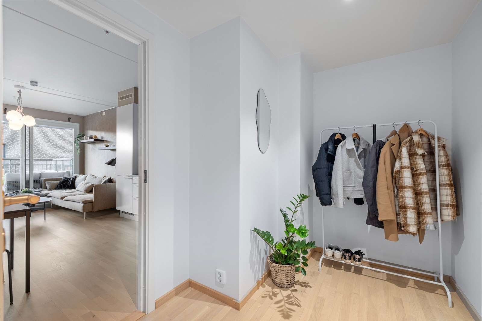 Velkommen til boligens innbydende entré med god plass til en enkel garderobe eller et helt garderobeskap. Galleribilde