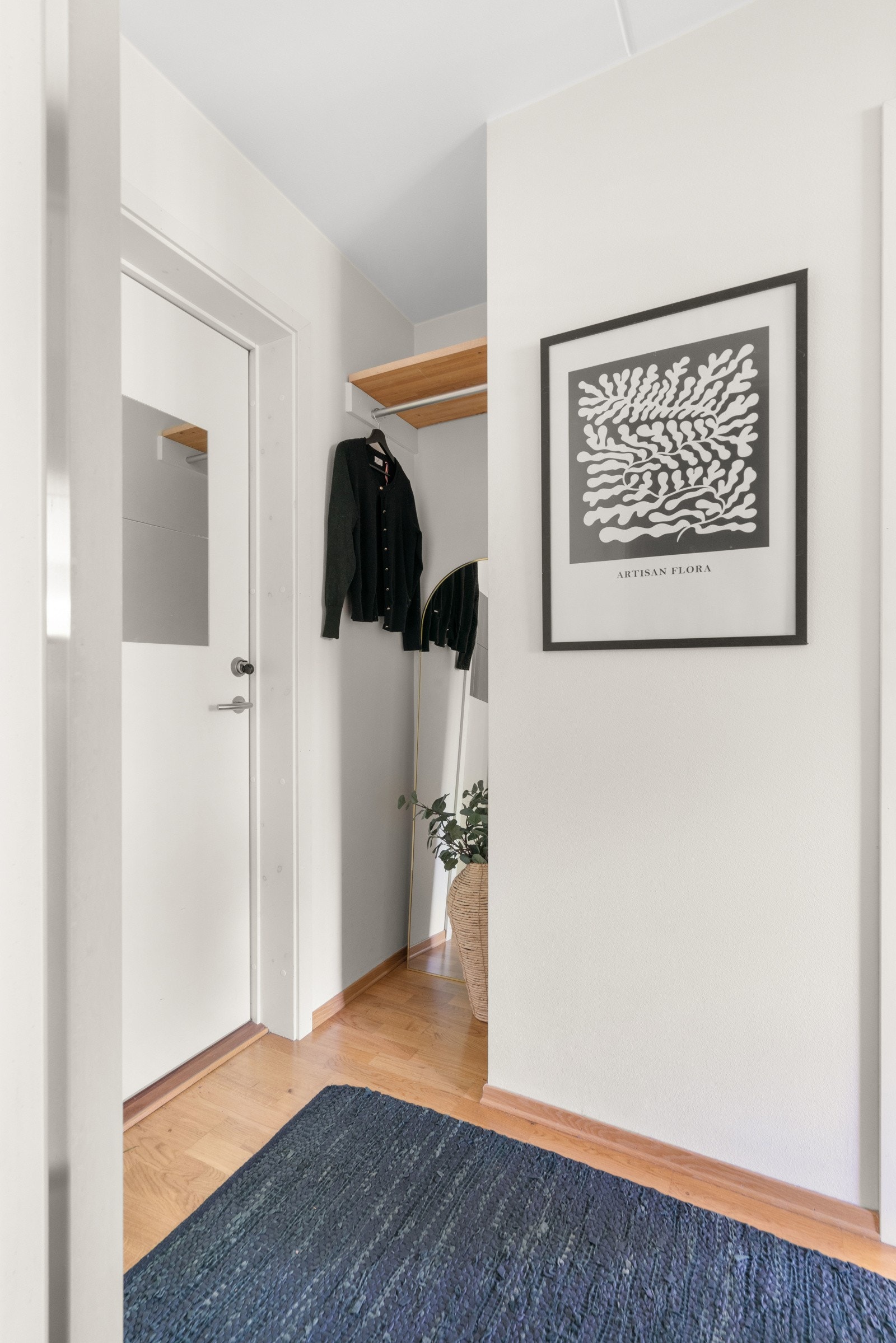 Entréen byr på praktiske oppbevaringsløsninger. Galleribilde