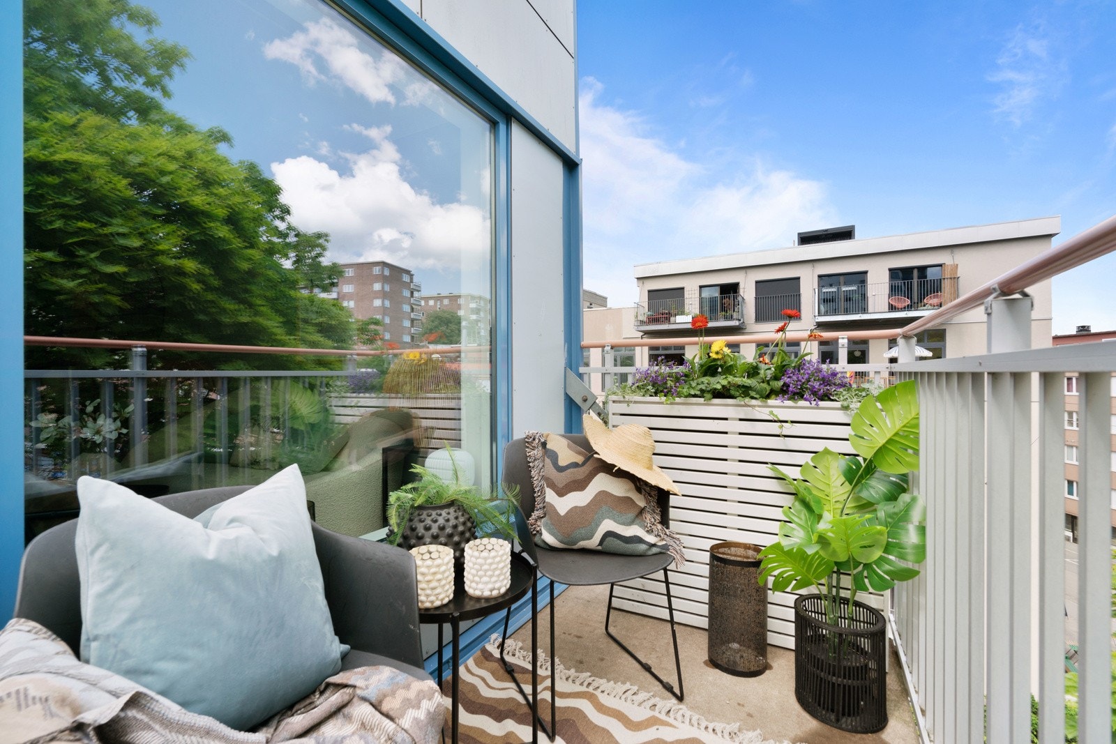 Fra stuen er det utgang til en hyggelig balkong på ca. 5 kvm. Galleribilde