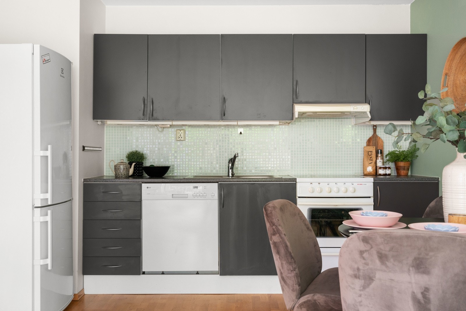 Kjøkkeninnredning med glatte fronter og opplegg for oppvaskmaskin. Galleribilde