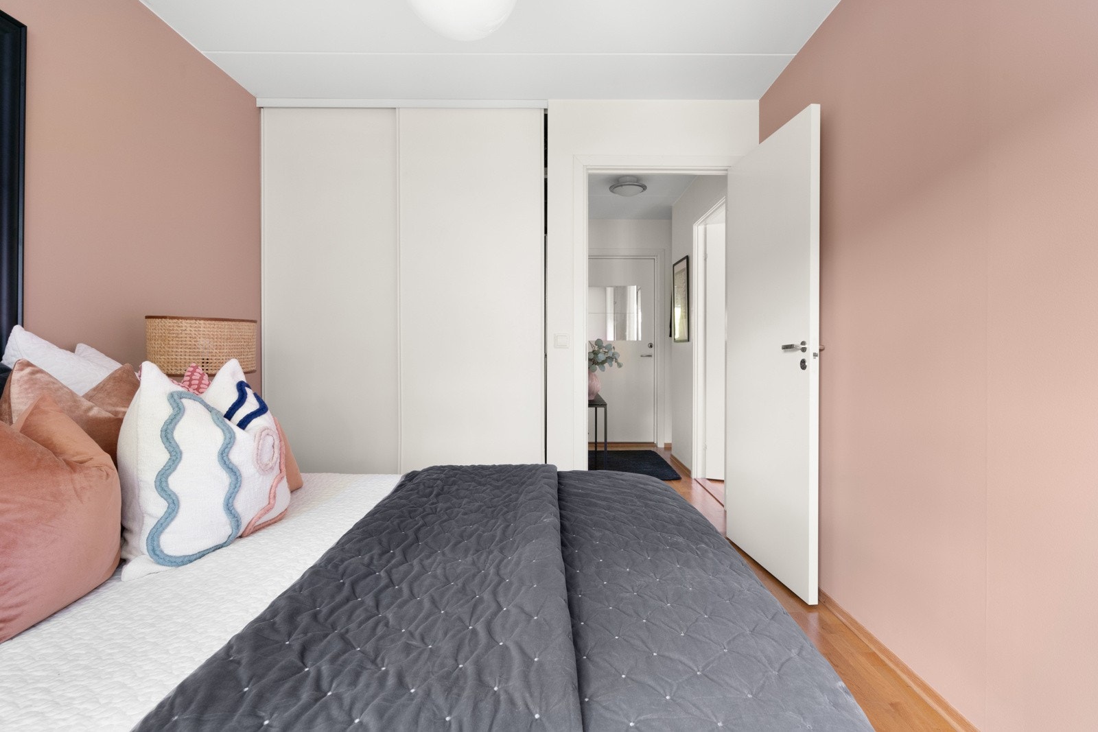 For praktisk oppbevaring følger det med skyvedørsgarderobe, som gir gode muligheter for å holde orden og utnytte plassen optimalt. Galleribilde