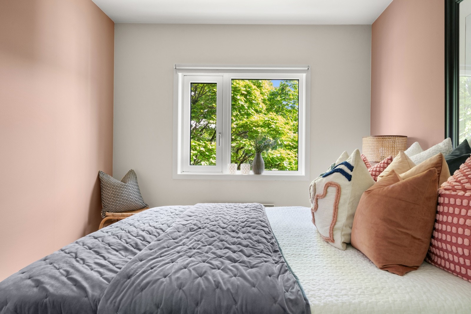 Rommet har stor vindusflate som gir rikelig med naturlig lysinnslipp. Galleribilde