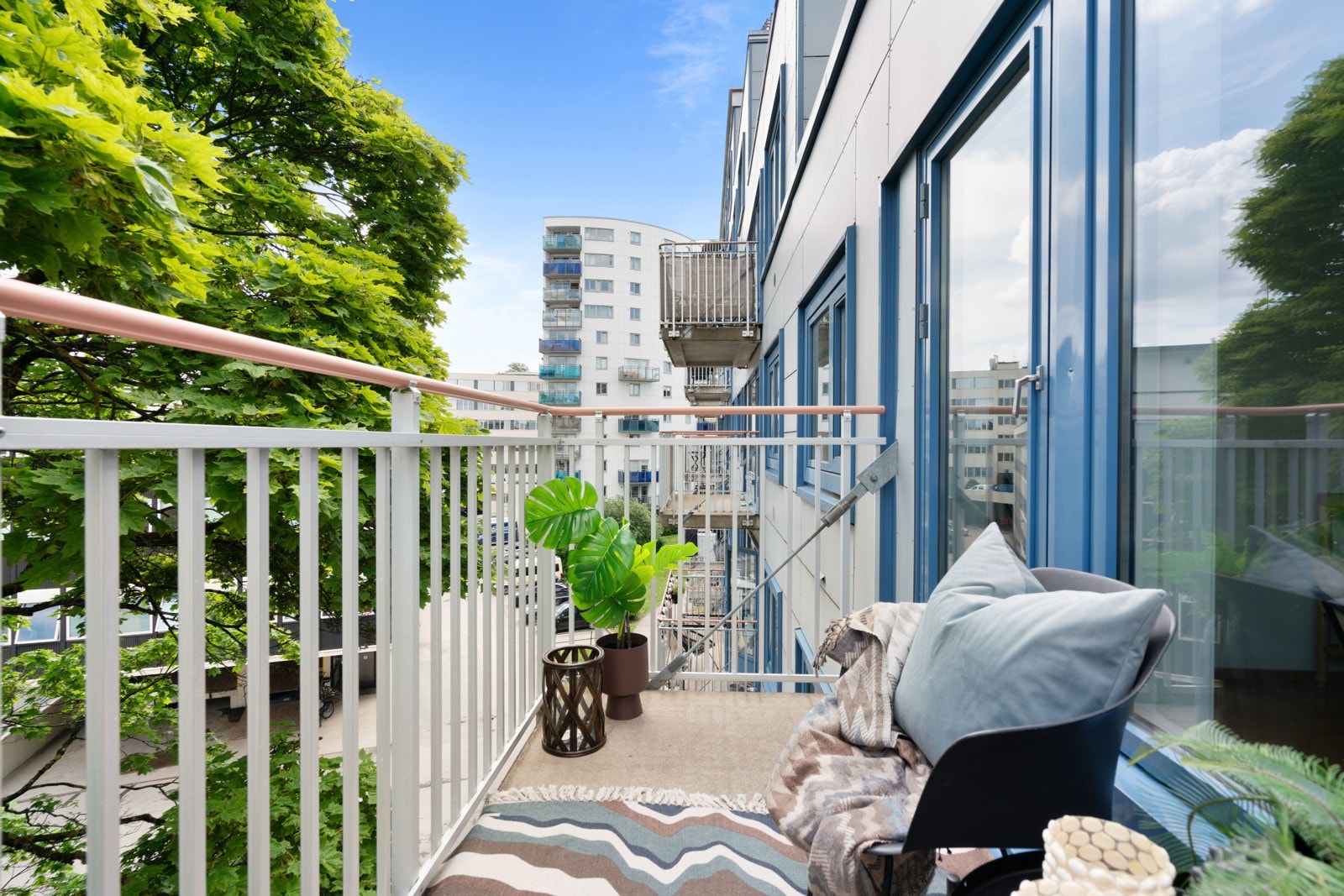 Praktfull lønnetre gir lun stemning på verandaen. Galleribilde