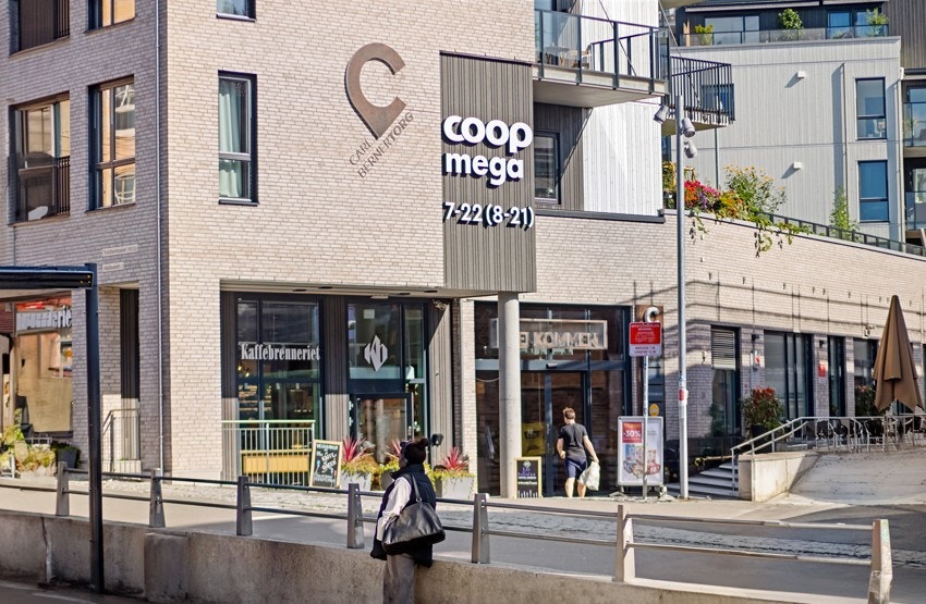 Dagligvarehandlene kan enkelt gjøres på flere butikker i området, her fra Carl Berner Torg. Galleribilde