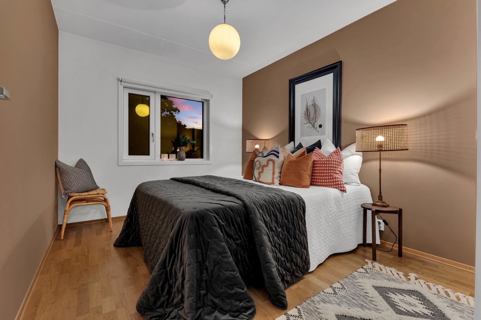 Soverommet er av god størrelse, og kan innredes med dobbeltseng og ulikt sovemøblement. Galleribilde