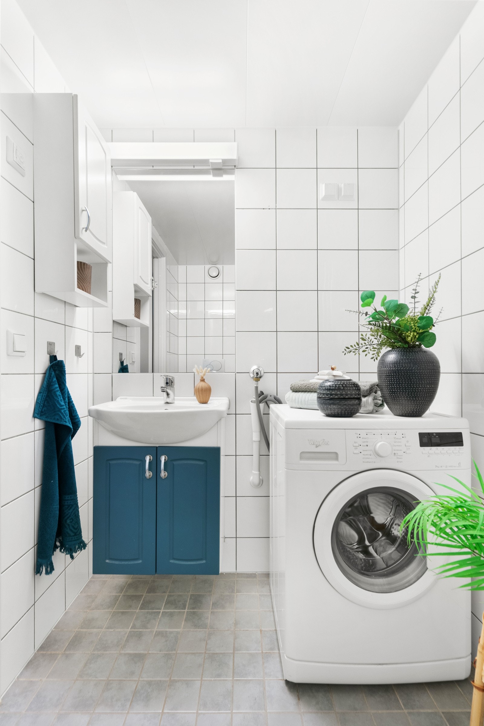 Det er opplegg for vaskemaskin, og ellers godt med oppbevaringsplass. Galleribilde