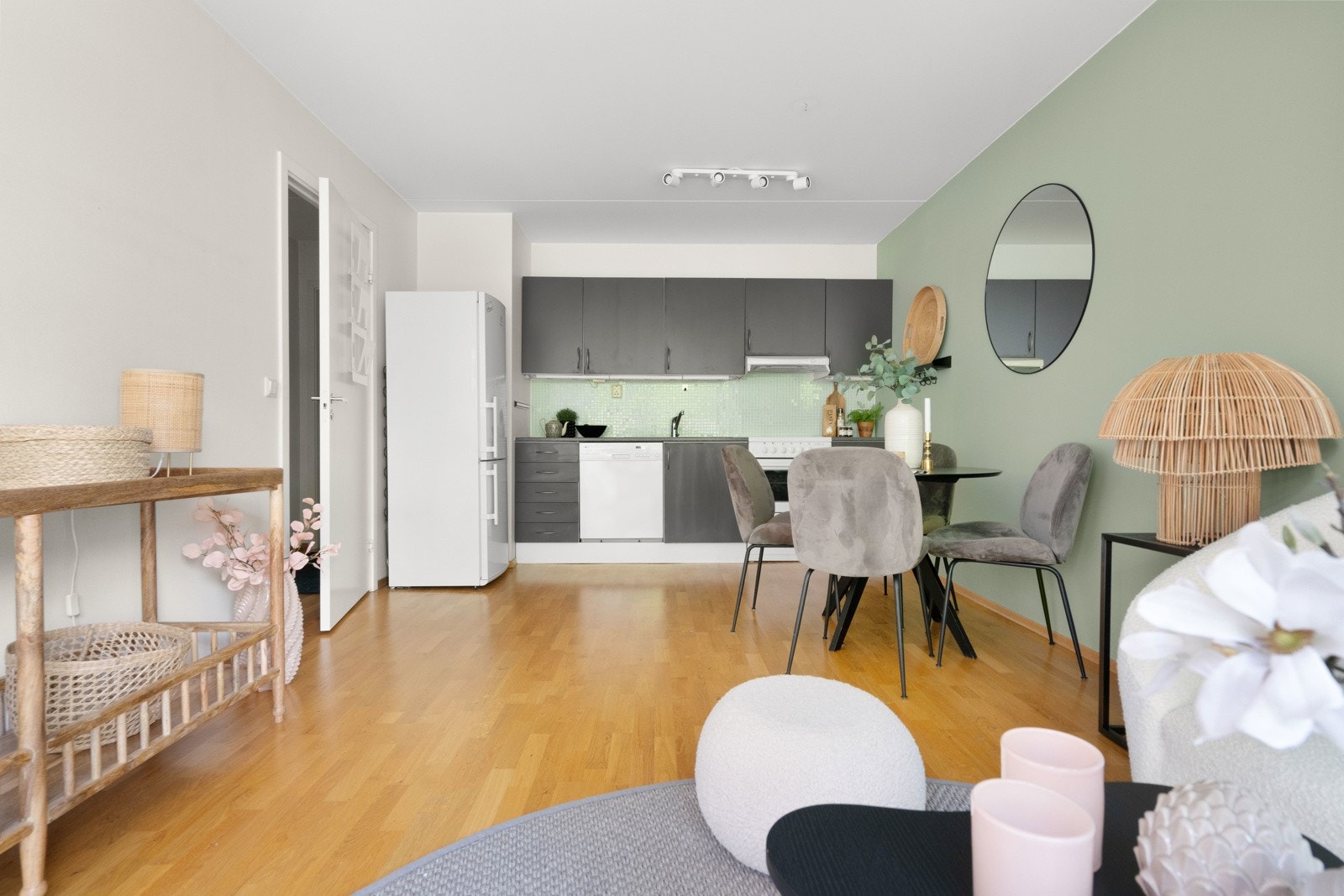 Kjøkkenet er tidløst og stilrent med hvitevarer. Galleribilde