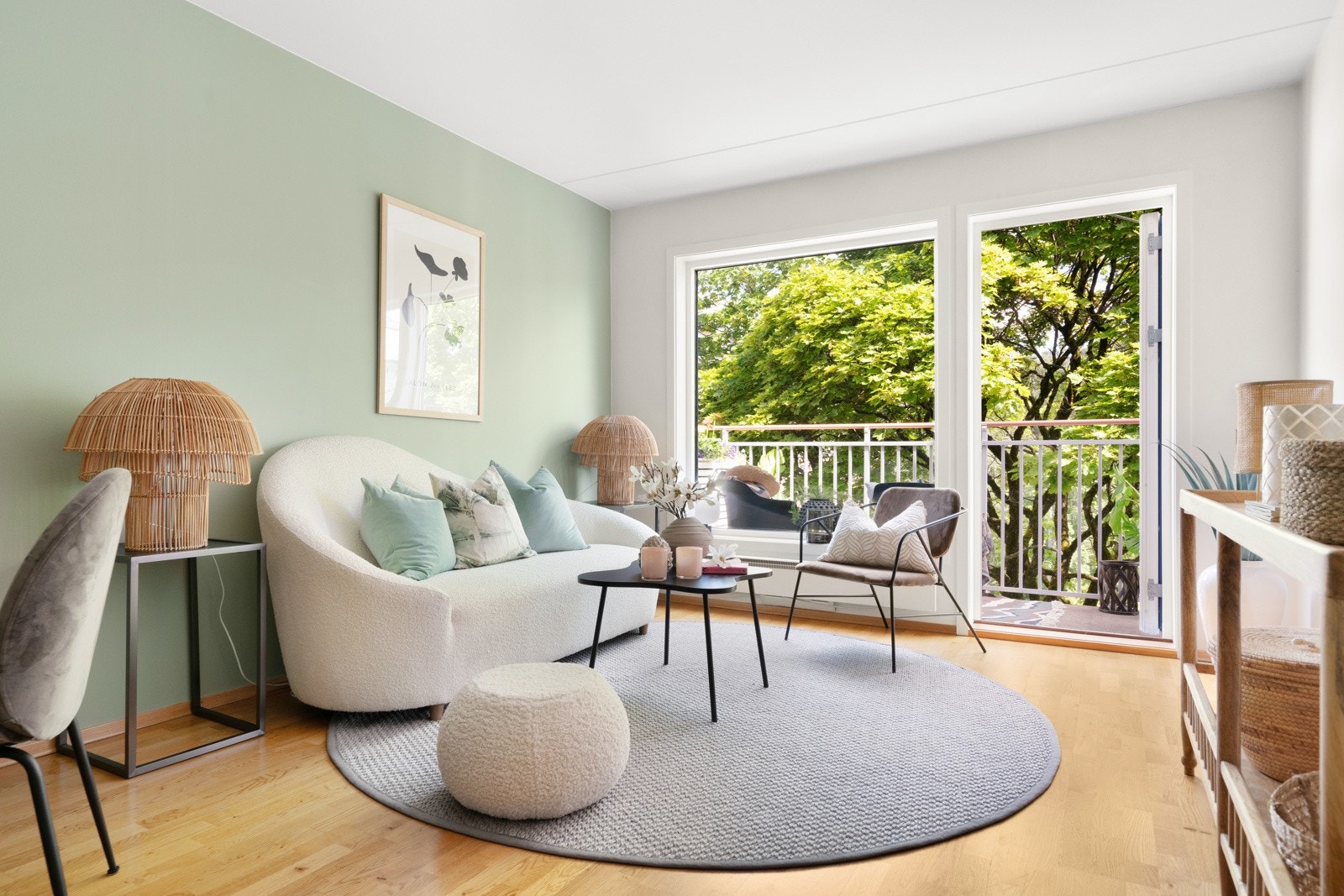 Stuen tilbyr gode innredningsmuligheter med nok plass til sofa, bord og en TV-seksjon. Galleribilde