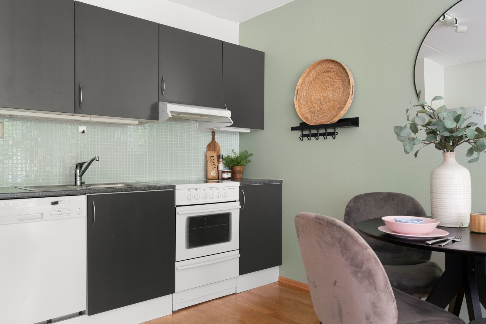 Rikelig med benkeplass og oppbevaring. Belysning under overskap. Galleribilde