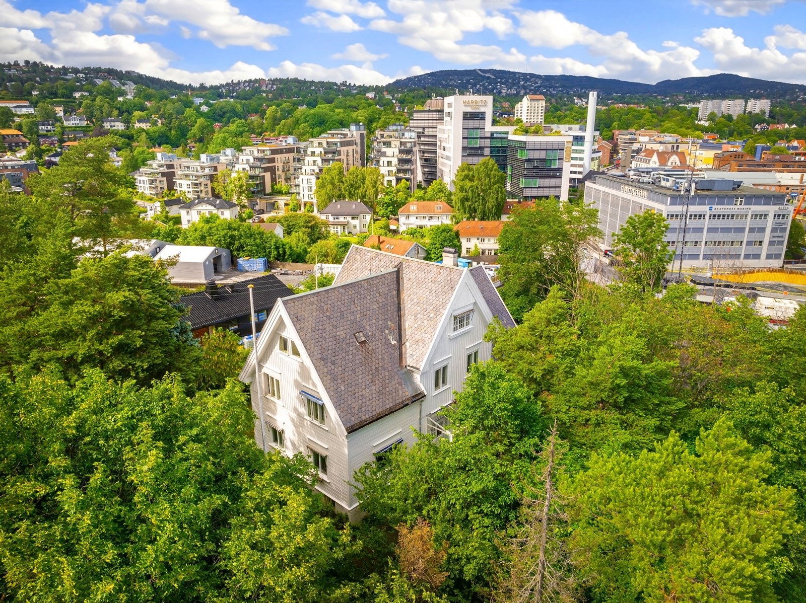 Boligen ligger på en høyde mellom Hoff og Skøyen Galleribilde