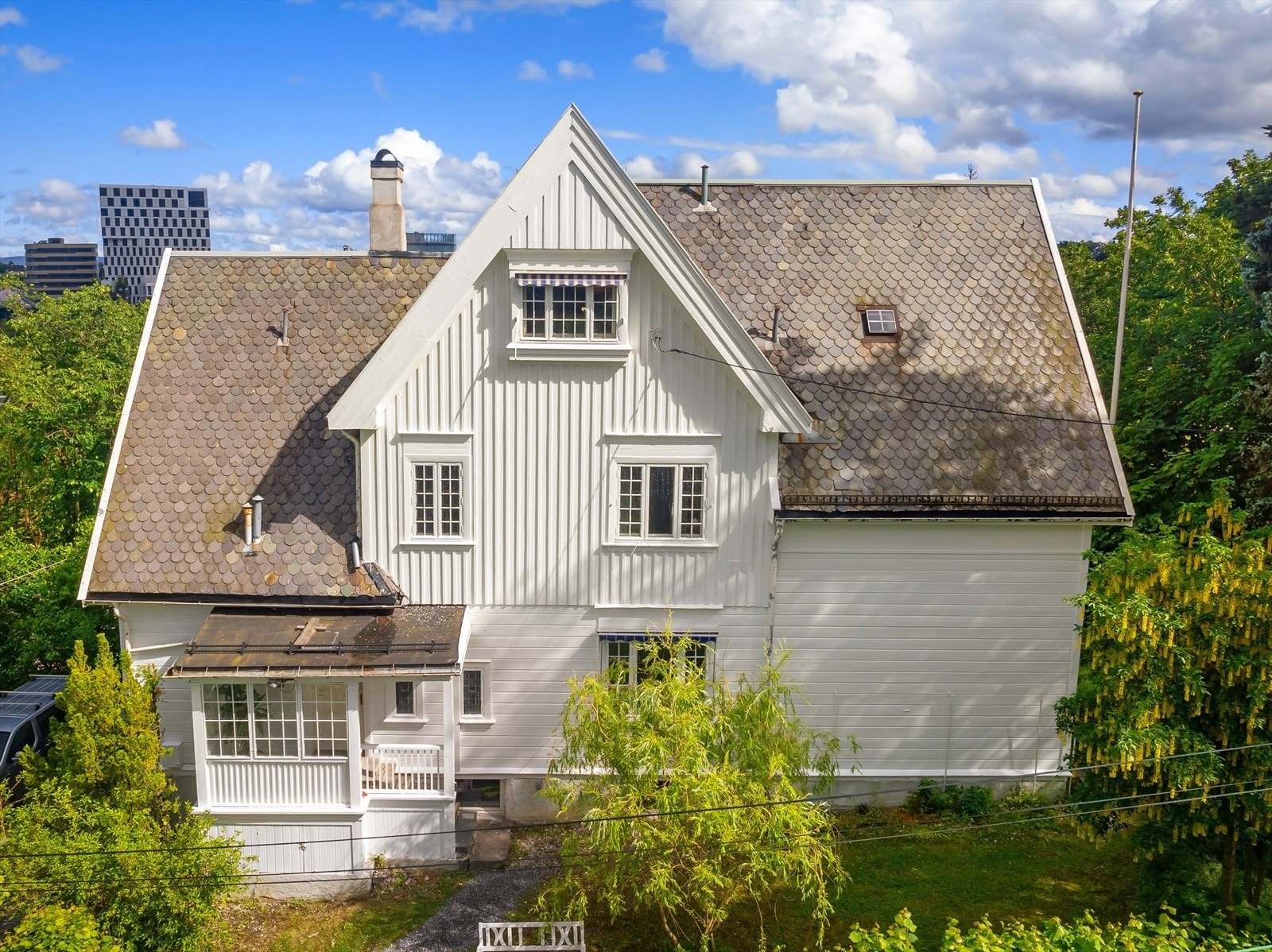 Enebolig med tomt på 2,2 mål og rammetillatelse for oppdeling til tomannsbolig. Galleribilde