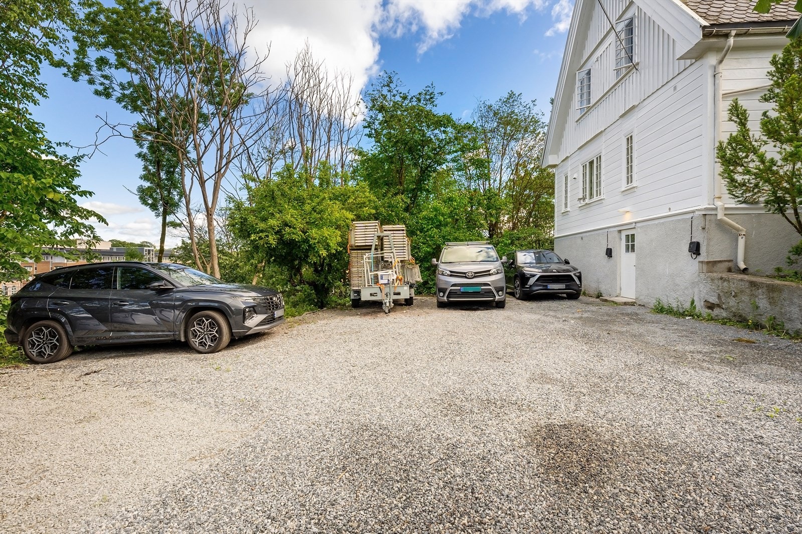 Stor gårdsplass med dobbelgarasje, samt plass til flere biler. Galleribilde
