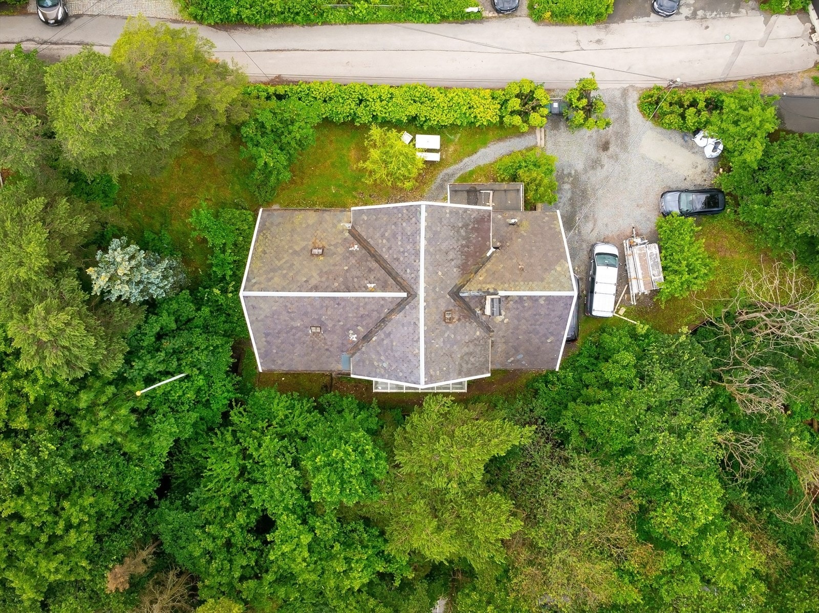 Bygget har gjennomgående lav standard og fremstår i dag som et renoveringsobjekt. Galleribilde