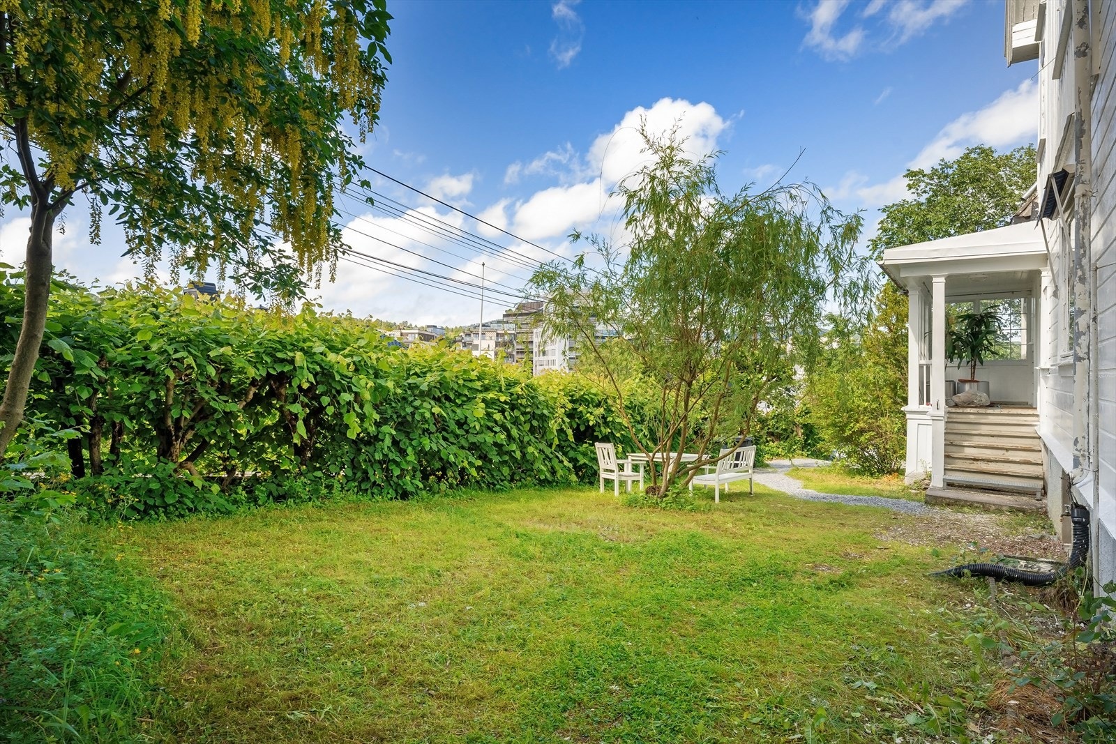 Stor og hyggelig hage. Galleribilde