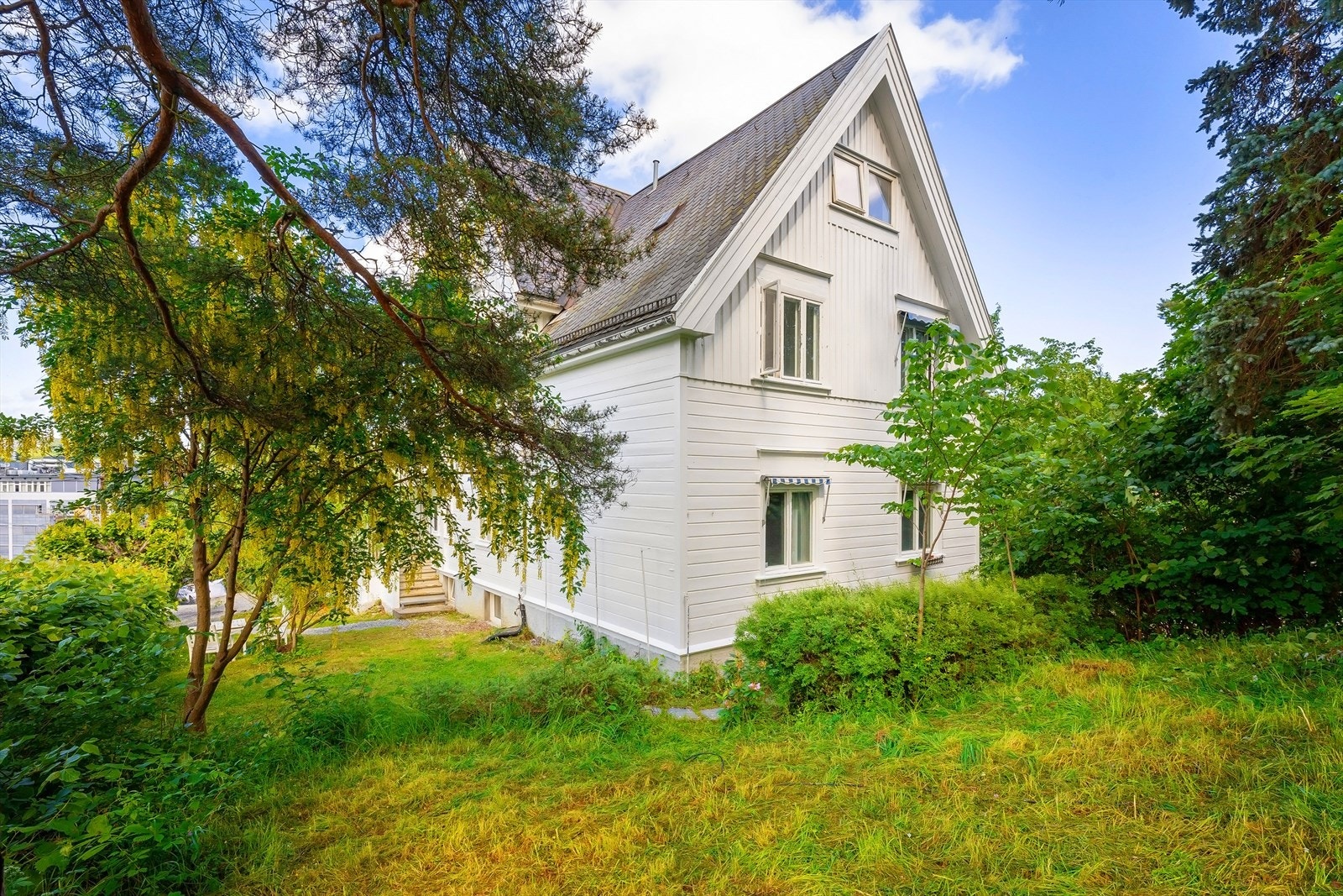 Boligen ligger fint til i grønne omgivelser. Galleribilde