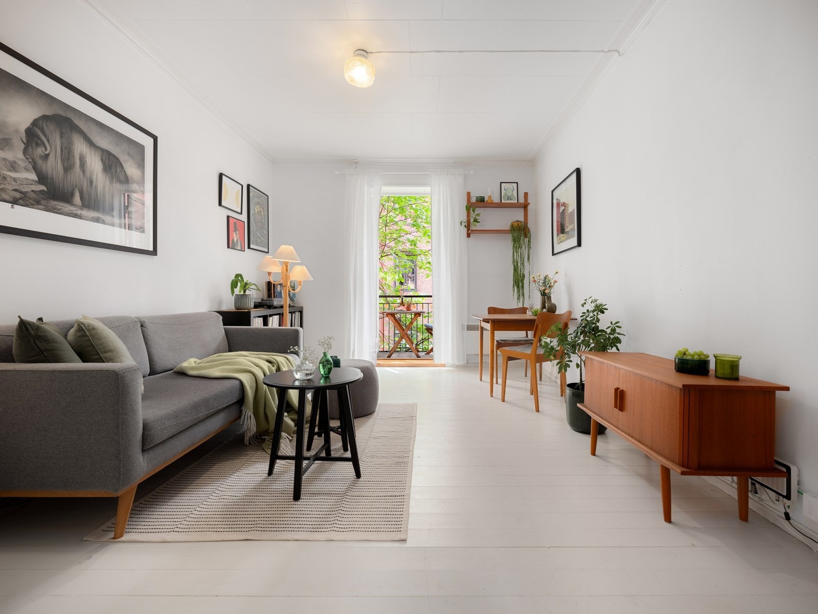 I denne koselige stuen er det lett å føle seg hjemme. Lyse vegger og hvitmalte tregulv gir deg et godt utgangspunkt for å innrede med møbler og detaljer i de fargene du liker best. Galleribilde