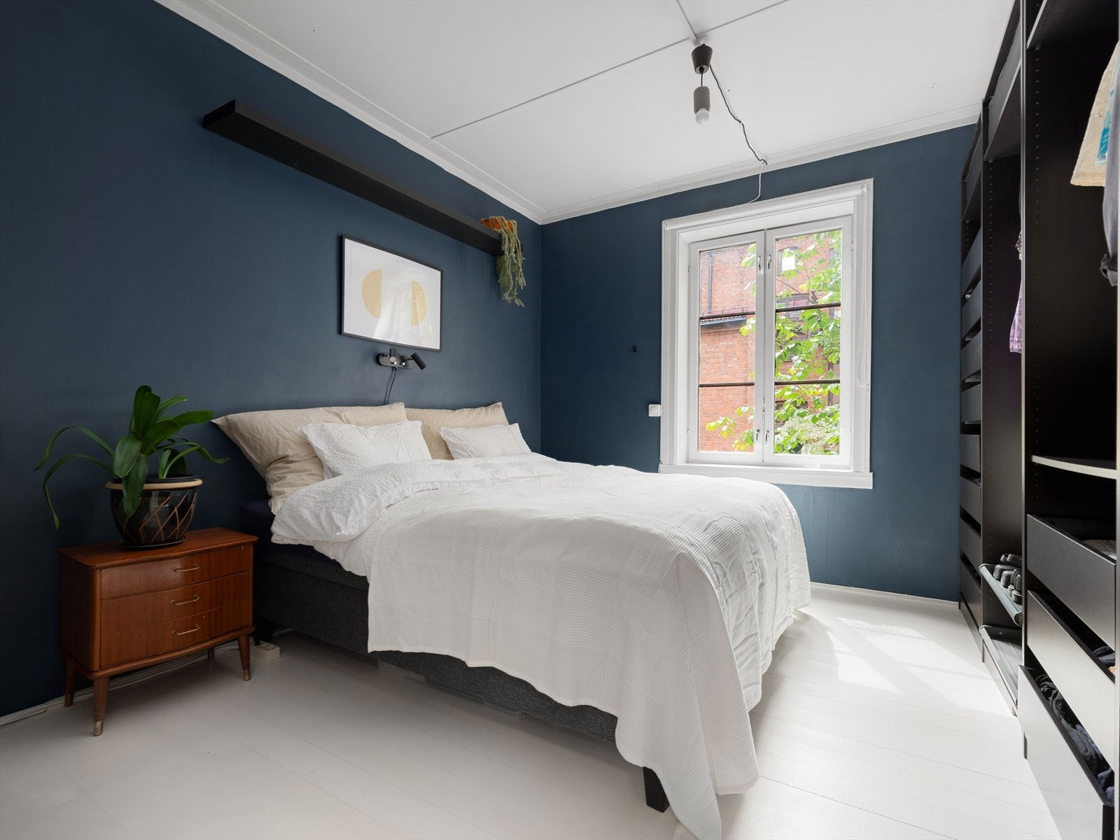 Hovedsoverommet har en svært god størrelse og er malt i en lun blåtone. Galleribilde