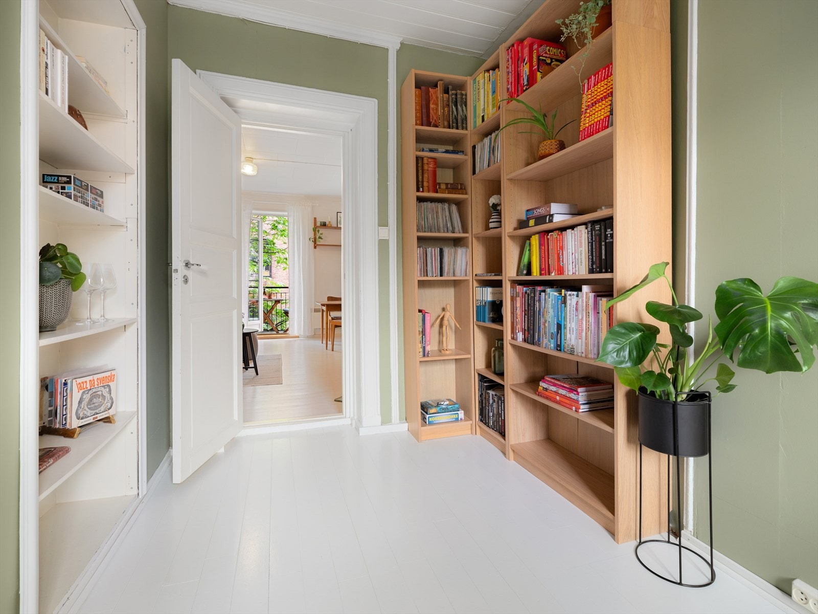 Det ene soverommet ligger vis à vis stuen, og benyttes i dag som et hjemmekontor. Sitat selger: "Dette gir også stua en mer romslig følelse, med vindu i begge ender. Her vi har huset mange gjester i årenes løp." Galleribilde