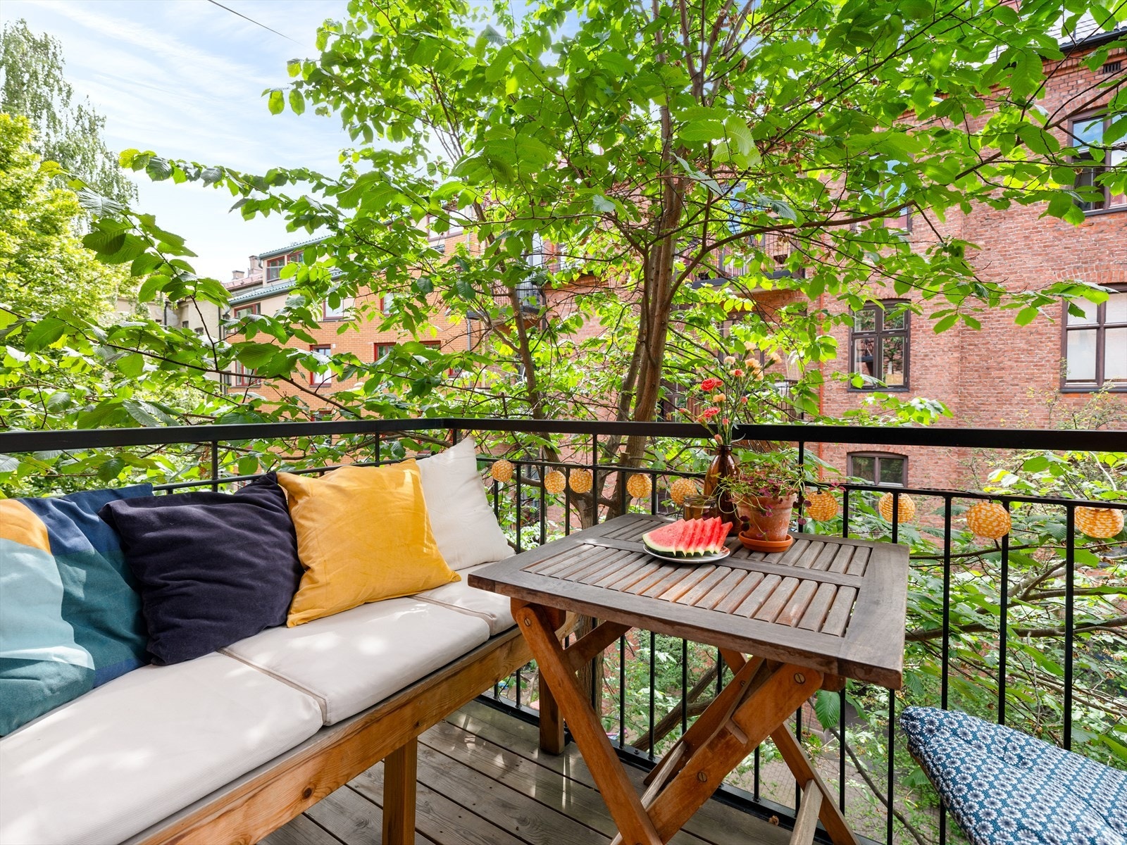 Beliggende i indre gårdsrom omkranset av to frodige bakgårder er det lett å glemme at man faktisk bor midt i hjertet av byen. Galleribilde