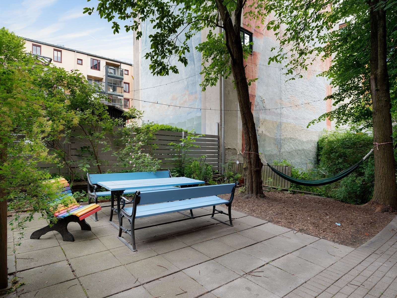 "Naboene er sosiale og inkluderende, med julegrøt, sommerfest og bakgårdsloppiser. Det er heller ikke noe problem å be om hjelp til stort og smått. Her bor det alt fra enslige til unge par, småbarnsforeldre og voksne med tenåringsbarn".. Galleribilde