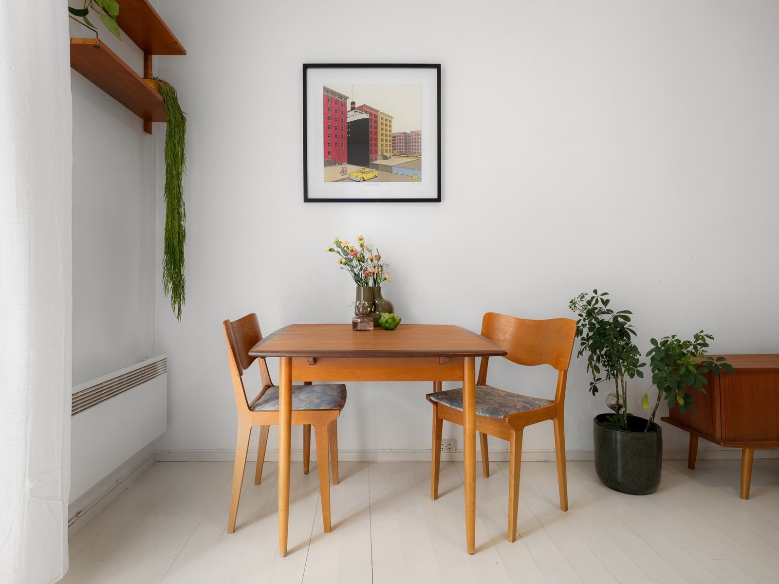 Spisestuen finner sin naturlige plassering ved utgangen til balkongen. Galleribilde