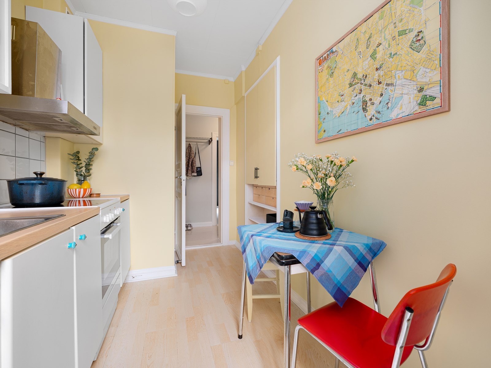 I tillegg til skapinnredningen er det også et smart integrert skap og hylleplass i den gamle inngangsdøren til leiligheten. Galleribilde