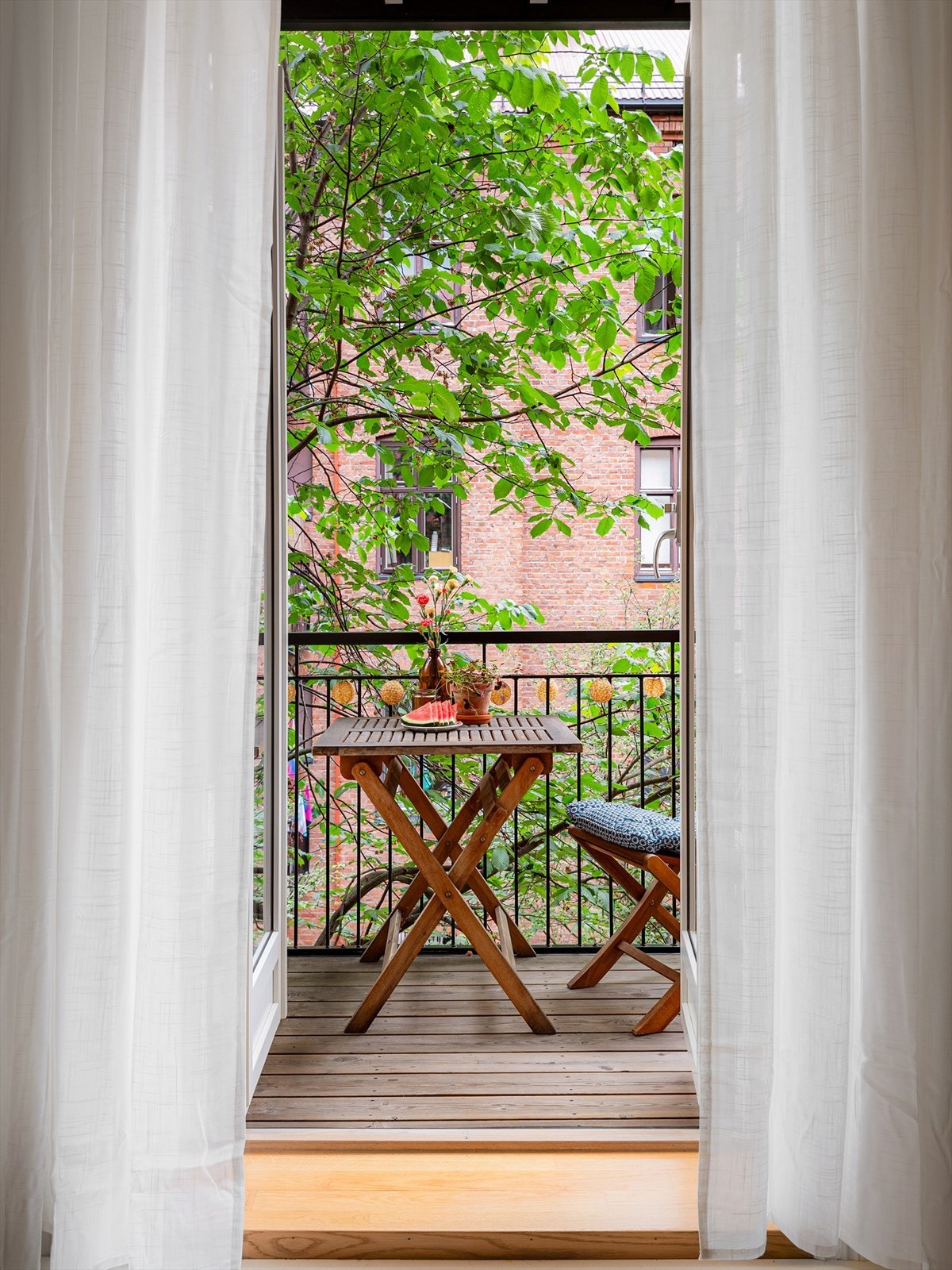 På sommerstid blir balkongen en deilig forlengelse av stuerommet. Galleribilde