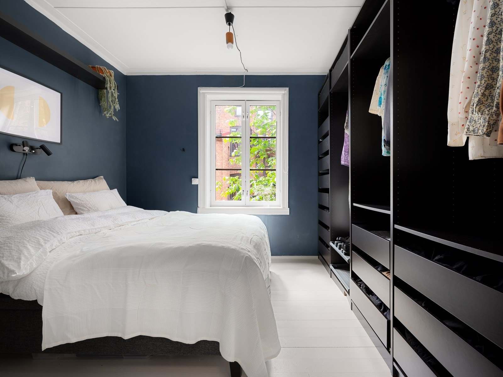 Det er god plass til en stor dobbeltseng i tillegg til en garderobeløsning langs hele den ene veggen. Galleribilde