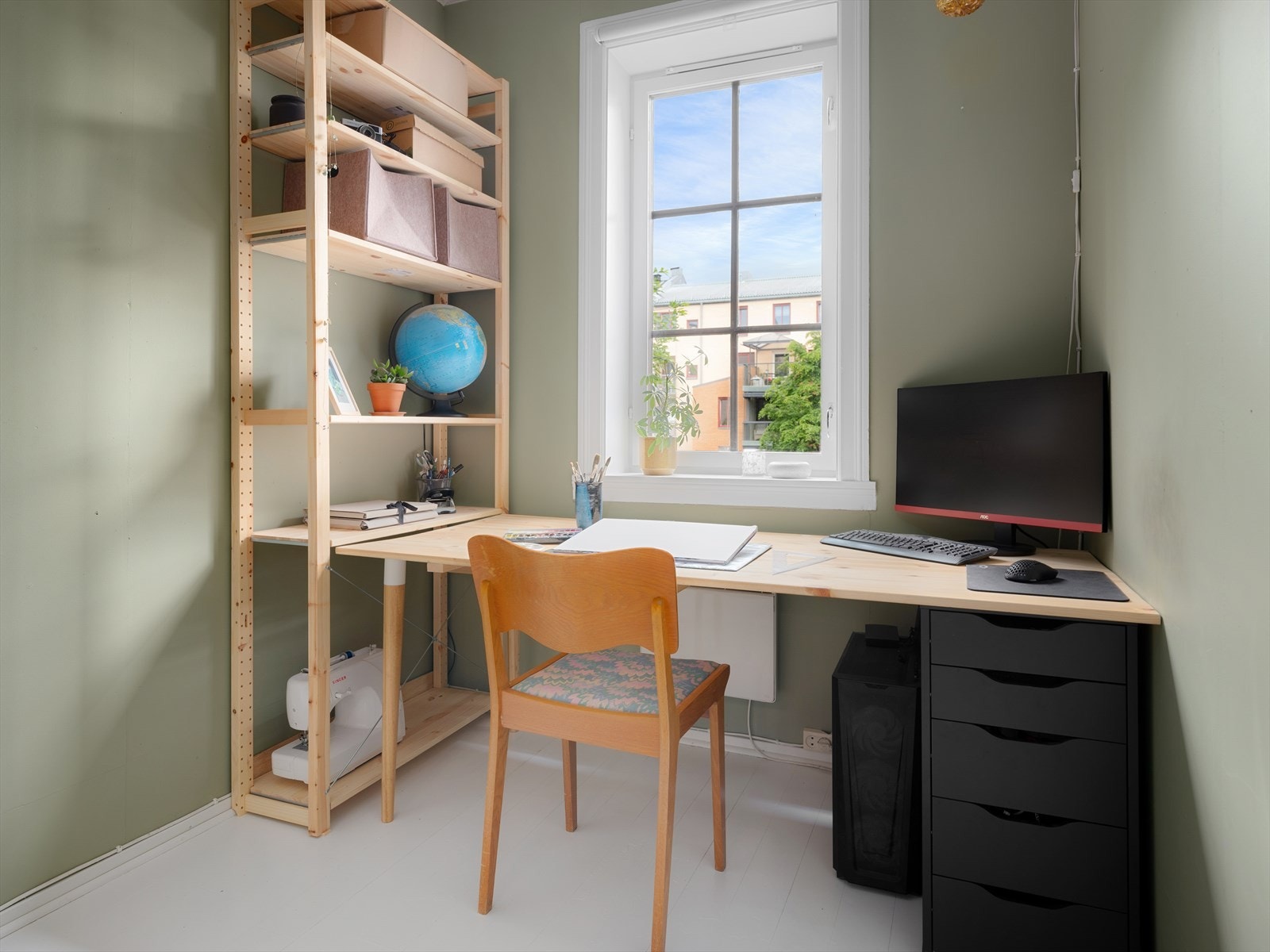 Det store vinduet i enden slipper rikelig med lys inn i rommet, og byr samtidig på en utsikt til det andre flotte gårdsrommet Galleribilde