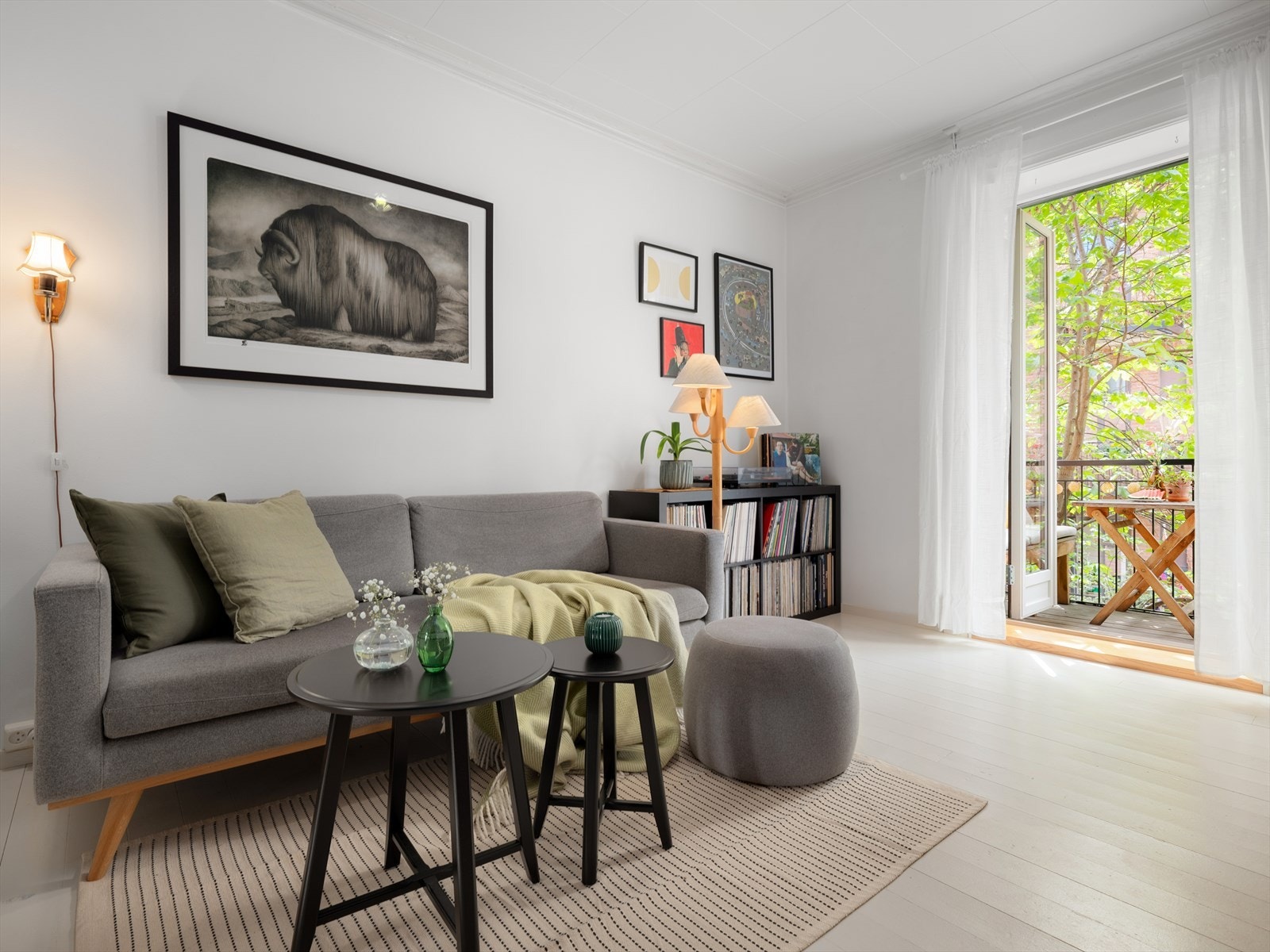 Det er god plass til en sofa og en stor bokhylle, eller andre oppbevaringsmøbler langs den ene langveggen. Galleribilde