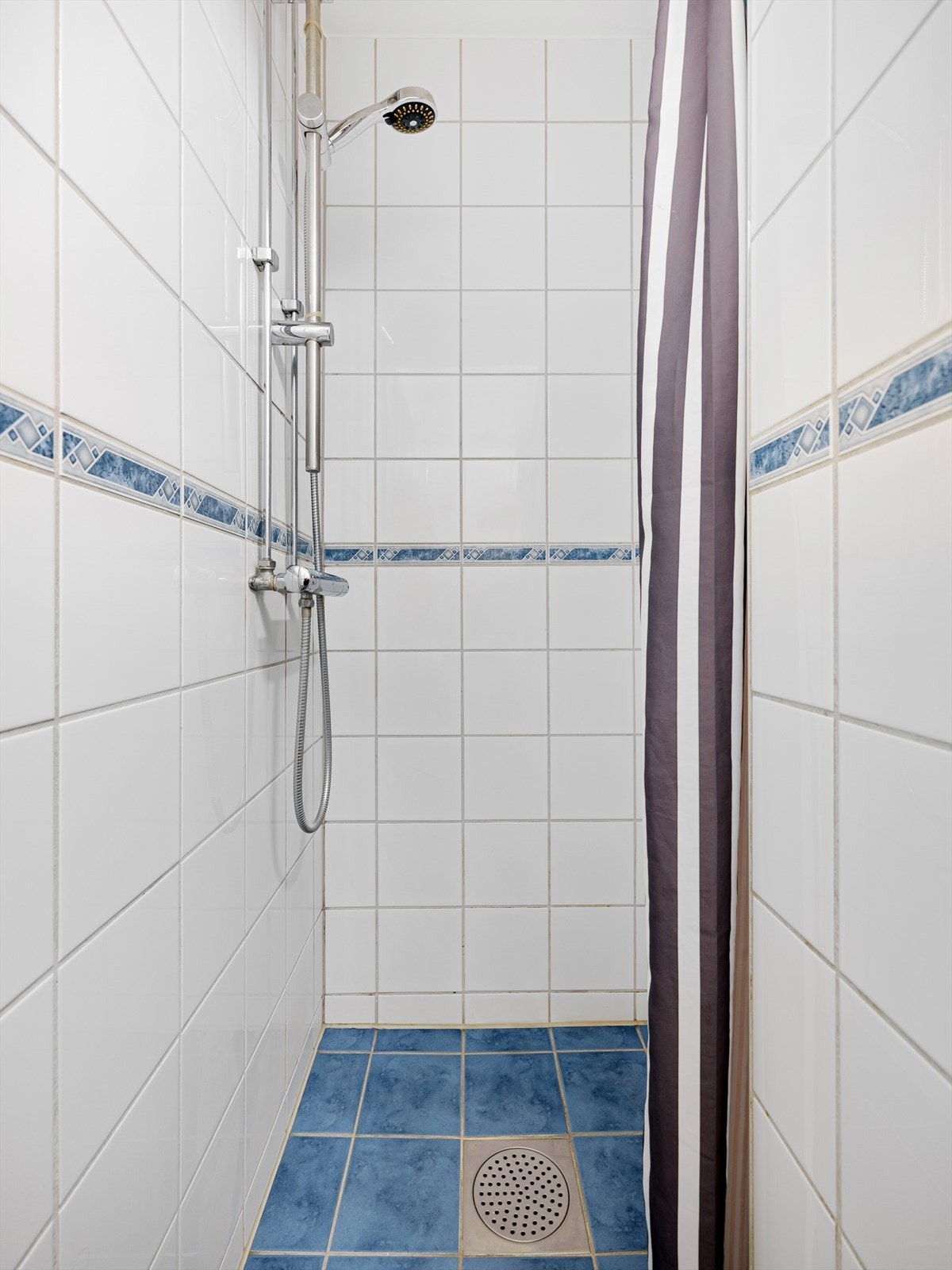 På motsatt side av rommet er det en separat dusjnisje. Galleribilde