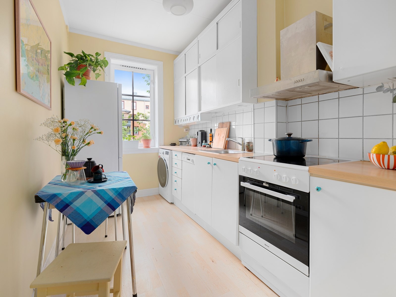 Et kjøkken av den gode gamle sorten, og med en frisk gulfarge som gir en frisk og god start på dagen:-) Galleribilde