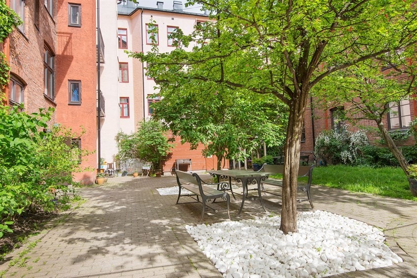 Veldig idyllisk og flott opparbeidet gårdsrom med felles grill og sitteplasser. Galleribilde